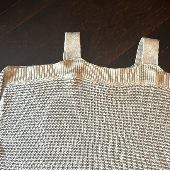 Jessica Simpson 2X cold shoulder sweater - Picture 3 of 6